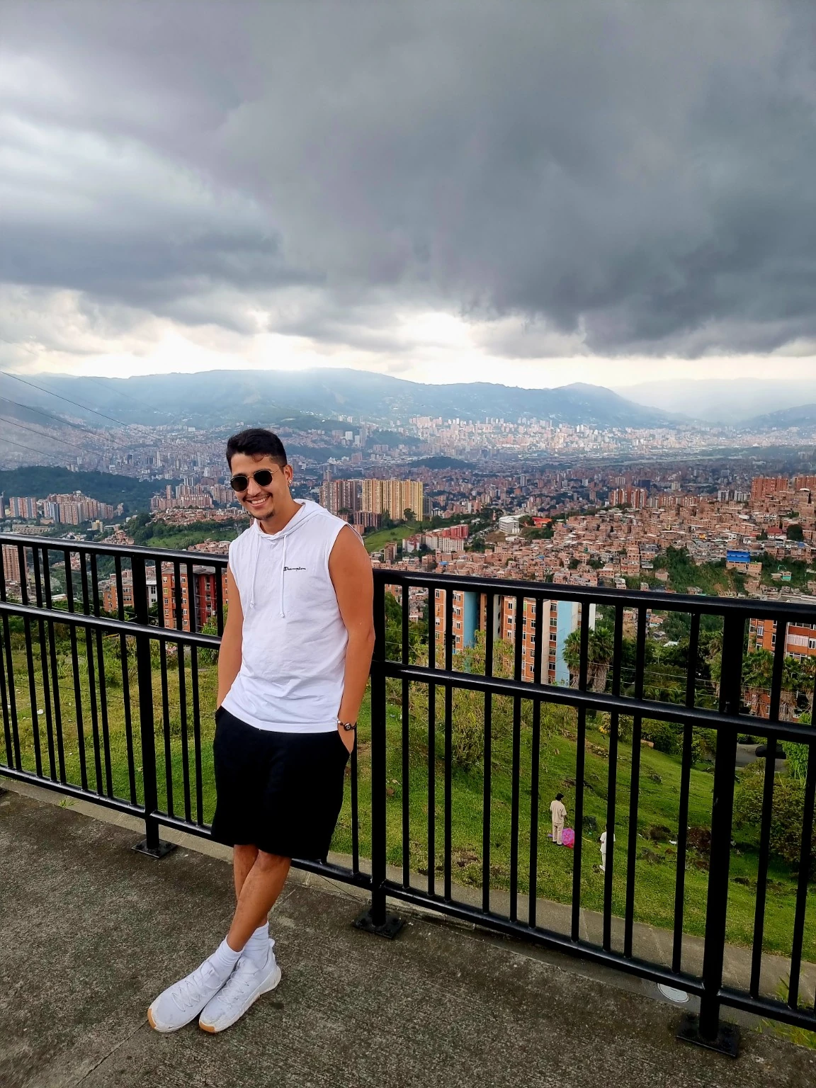 Manuel an einem Aussichtspunkt mit Medellín im Hintergrund.