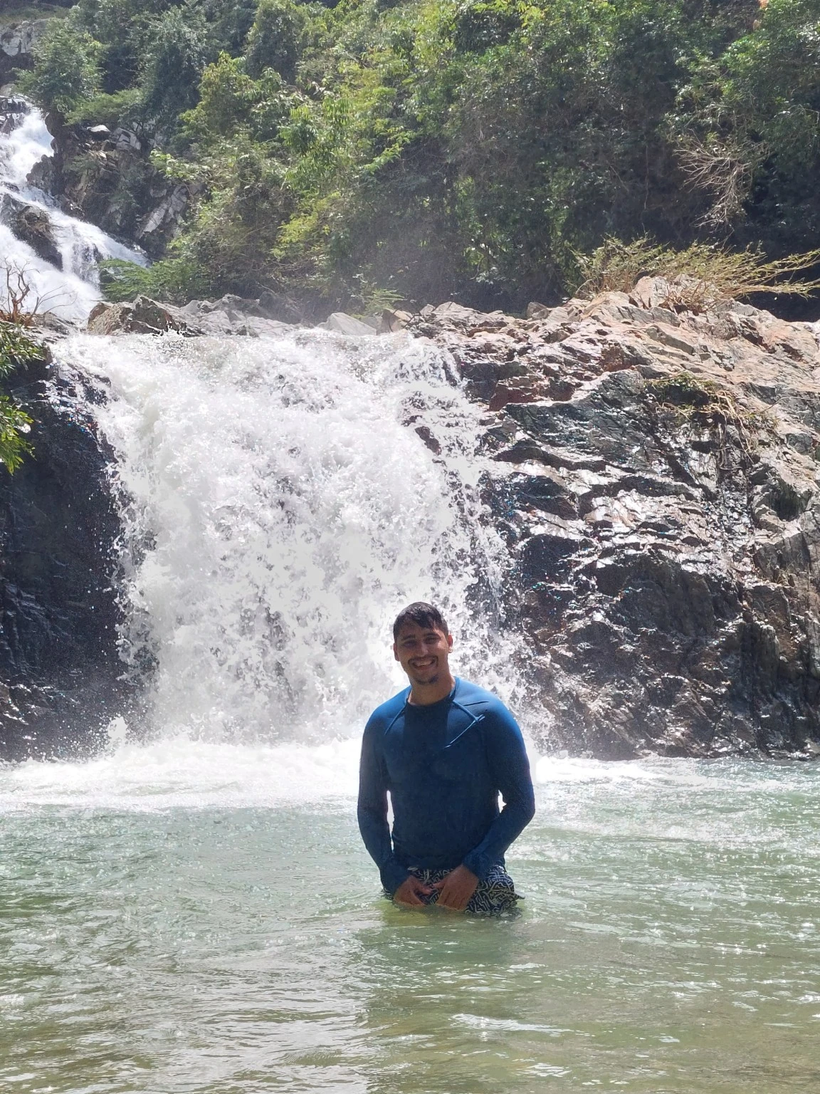 Manuel vor einem Wasserfall in der Region Playa Los Ángeles.