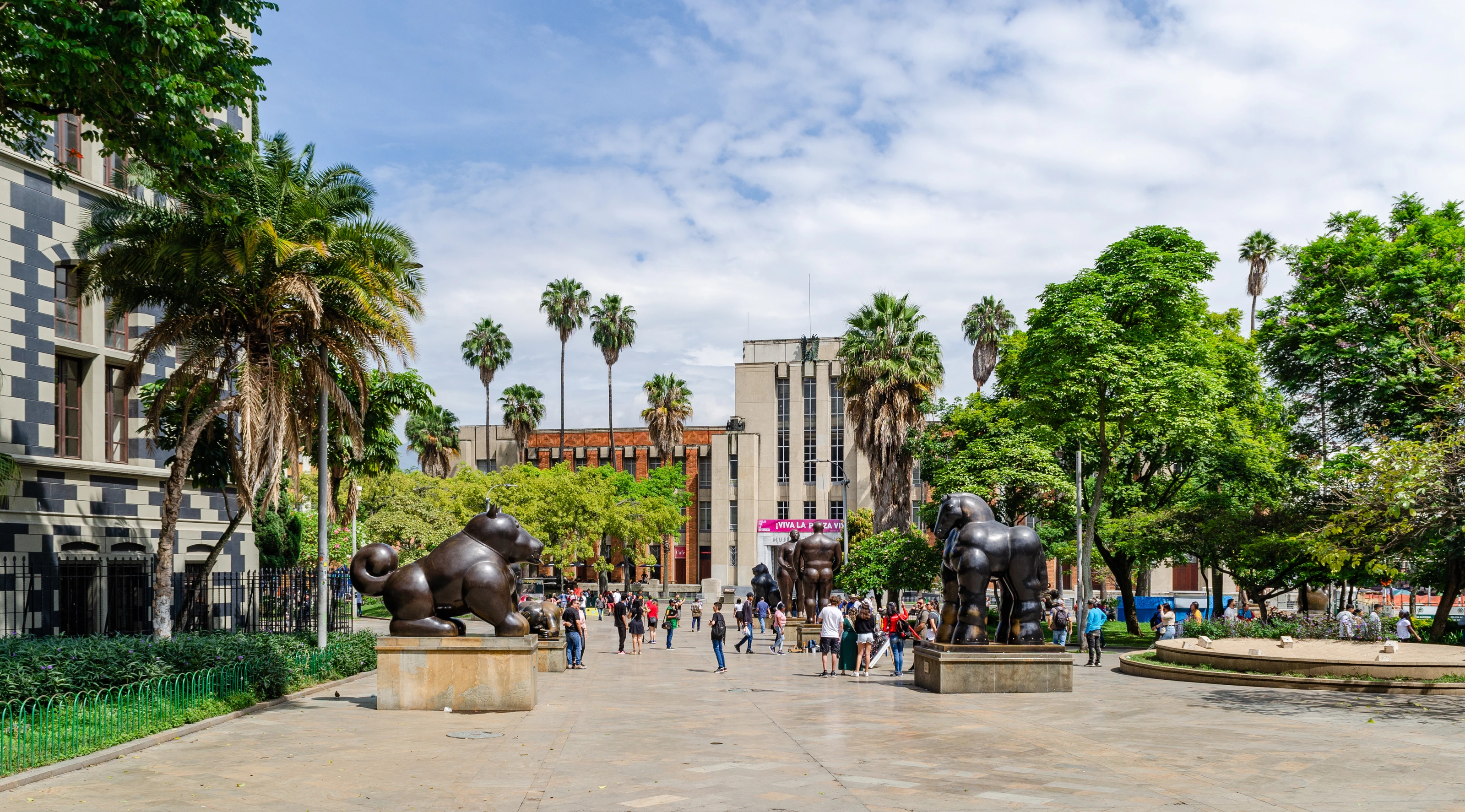 Palmen und Boteros Skulpturen auf der Plaza Botero in Medellín.
